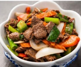 HR1. Neua Phad Nam Man Hoi (Mild - geen chili)